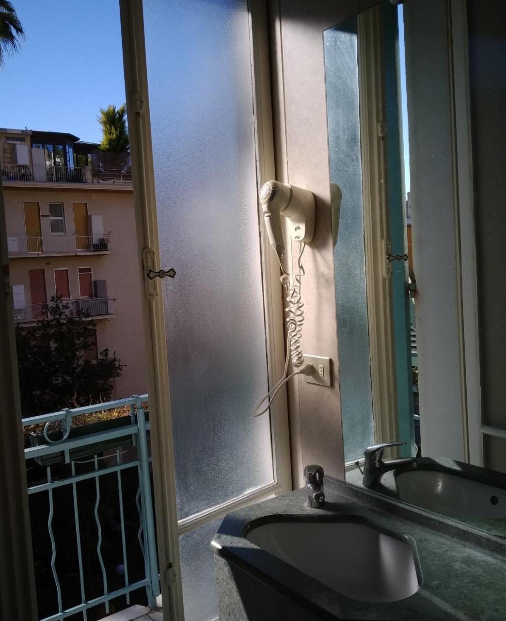 Hotel Lucciola Bordighera Exterior photo